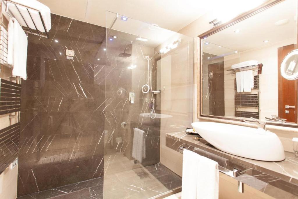 Metropolis Hotel Bistrita  Ngoại thất bức ảnh
