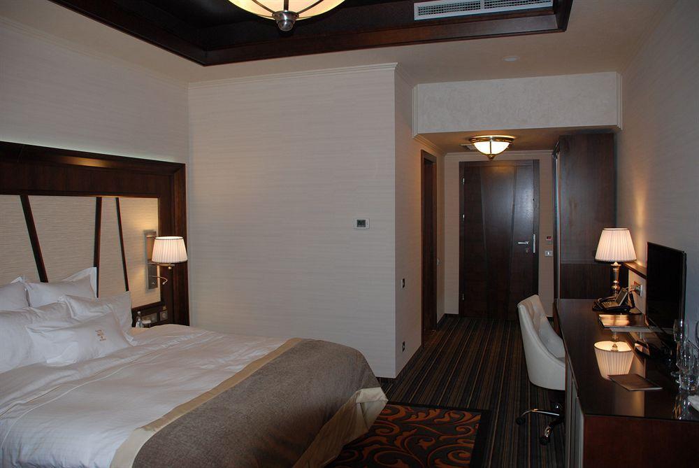 Metropolis Hotel Bistrita  Ngoại thất bức ảnh