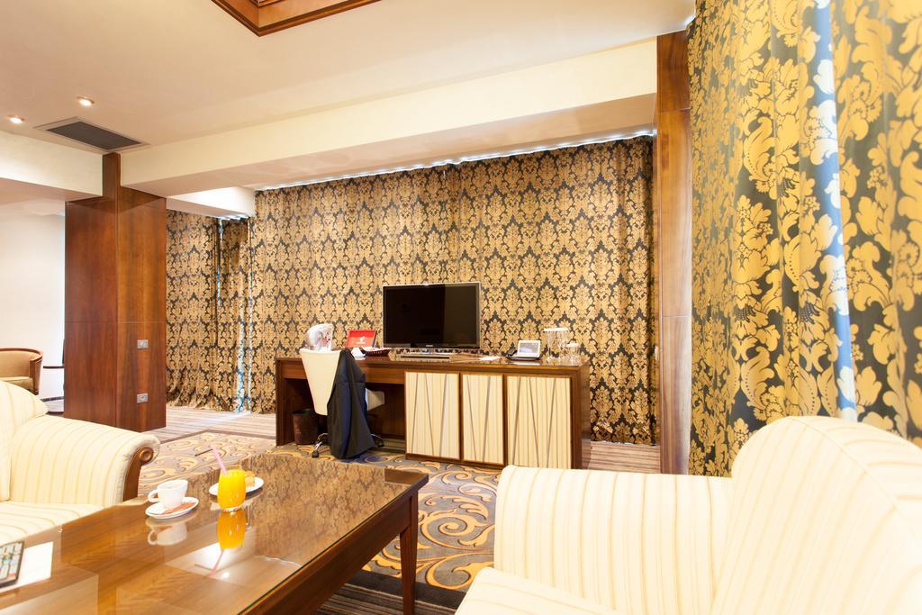Metropolis Hotel Bistrita  Ngoại thất bức ảnh