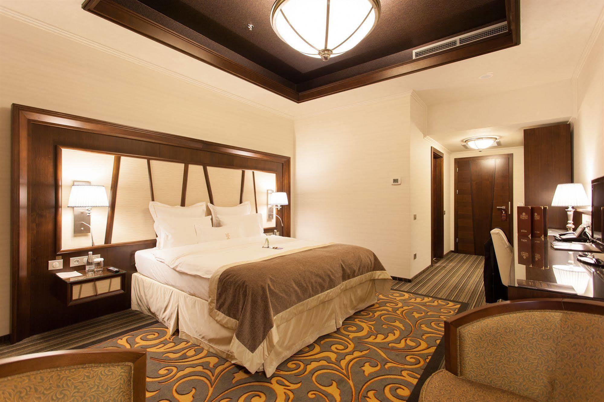 Metropolis Hotel Bistrita  Ngoại thất bức ảnh