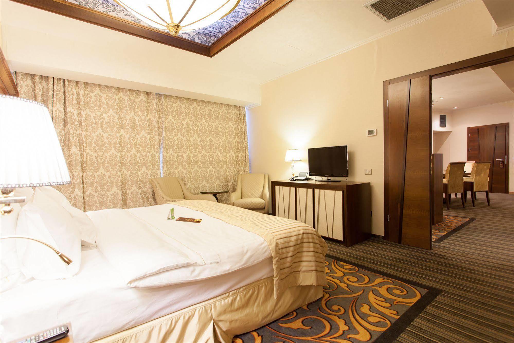 Metropolis Hotel Bistrita  Ngoại thất bức ảnh