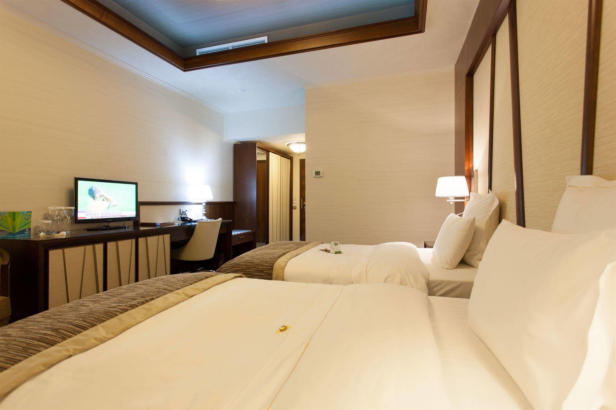 Metropolis Hotel Bistrita  Ngoại thất bức ảnh